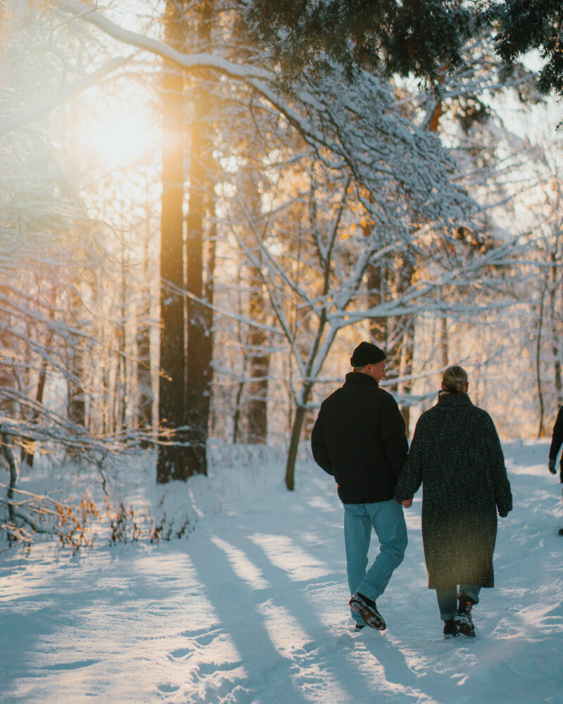 Vuonna 2026 some on ikään kuin yrityksen näyteikkuna. Se on samalla myös asiakaspalvelukanava – ja helppo paikka erottua, mikäli yhteisömanageroinnin hoitaa oikein. Liian usein somessa vastaaminen on markkinointipäällikön tai muun tiimiläisen iltapuhde, kun todellisuudessa siihen tulisi panostaa 110 %.